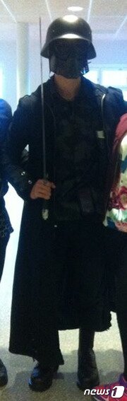 본문 이미지 - 스웨덴 학교 총기난사 용의자가 범행에 앞서 학생들과 찍은 사진. 구 독일 헬멧에 검은 마스크를 착용해 할로윈코스튬으로 학생들은 오인했다ⓒ AFP=뉴스1