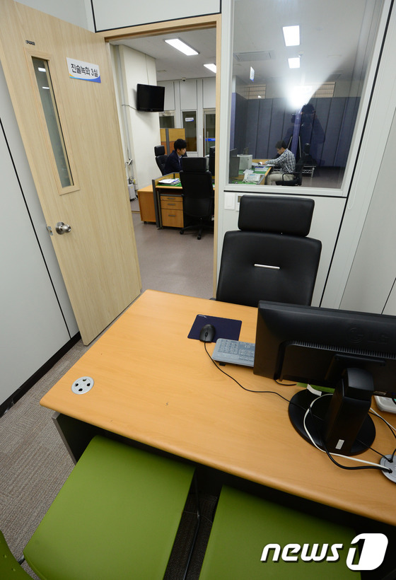 (서울=뉴스1) 박정호 기자 = 23일 오후 프라이버시 침해 등의 문제가 꾸준히 제기됐던 경찰서 수사부서의 사무공간과 조사공간을 분리한 새로운 모델의 시범운영되는 서울 동대문경찰서 …
