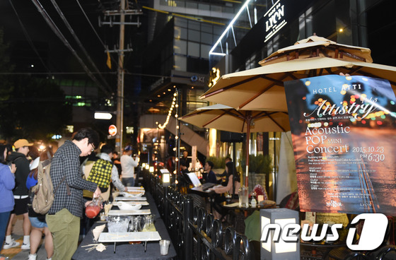 (서울=뉴스1스타) 권현진 기자 = 주민과 하나되는 시간~‘아티스트리(Artistry)' 호텔 아띠 성수 전시 프로젝트가 23일 오후 서울 성수 아띠호텔 앞에서 화려하게 열리고 있 …