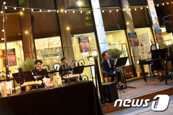 (서울=뉴스1스타) 고아라 기자 = 프로젝트 밴드 그룹이 23일 오후 서울 성수동 호텔 아띠에서 열린 ‘아티스트리(Artistry)' 호텔 아띠 성수 전시 프로젝트에서 화려한 공연 …