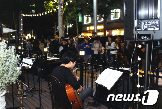 (서울=뉴스1스타) 권현진 기자 = 가을 밤과 잘 어울리는 공연.‘아티스트리(Artistry)' 호텔 아띠 성수 전시 프로젝트가 23일 오후 서울 성수동 호텔 아띠에서 열렸다. 아 …