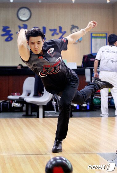 본문 이미지 - 24일 오후 경북 안동볼링장에서 열린 '2015 독도사랑컵 SBS프로볼링대회'에서 안토니 소속의 장희웅(19기) 프로가 투구하고 있다. 2015.10.24/뉴스1ⓒ News1