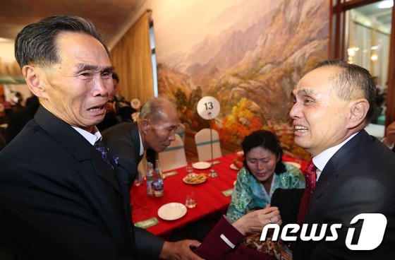 (금강산=뉴스1) = 24일 강원 고성 금강산호텔에서 열린 제20차 남북이산가족상봉 2차 단체상봉행사에서 김월순 할머니의 북측의 아들 주재은 씨가 남쪽의 친동생 주재희를 만나 오열 …