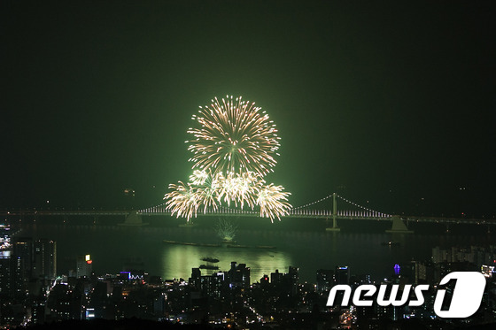 (부산=뉴스1) 이승배 기자 = 24일 저녁 제11회 부산불꽃축제가 열리고 있는 광안리해수욕장 일원에서 시작을 알리는 형형색색의 불꽃이 밤하늘을 수놓고 있다.이번 부산불꽃축제는 하 …