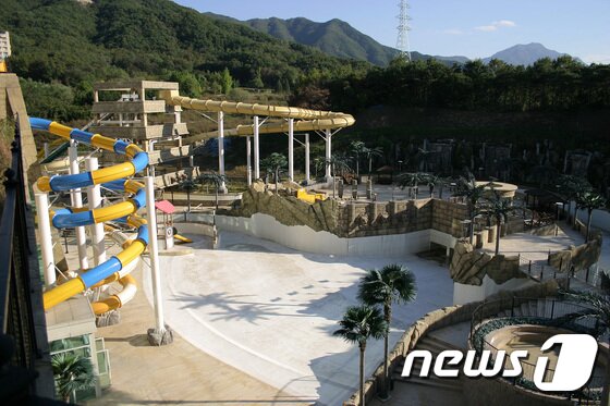 본문 이미지 - 두산건설의 유치권행사로 한산한 칸리조트의 워터파크. 사진에 보이는 워터슬라이드의 기둥 일부가 설계를 벗어나 대지를 침범했던 사실이 뒤늦게 알려졌다. ⓒ News1