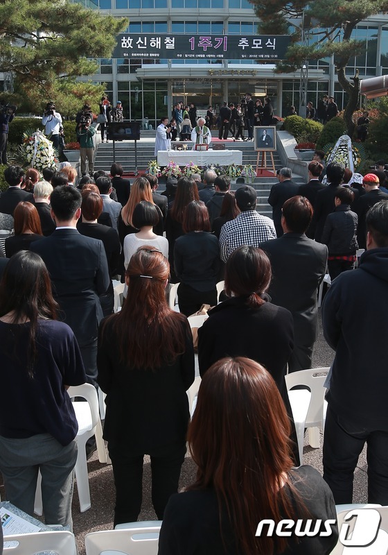 (안성=뉴스1) = 영원한 마왕 고(故) 신해철 사망 1주기 추모식이 25일 오후 경기도 안성시 유토피아추모관에서 열렸다. 2015.10.25 스타뉴스/뉴스1
