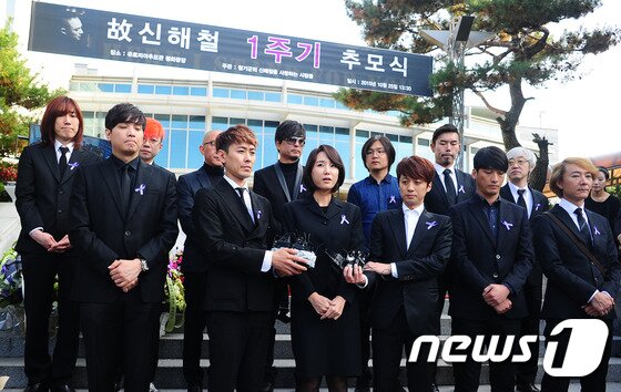 본문 이미지 - 故 신해철 아내 윤원희 씨와 넥스트 멤버들이 25일 경기도 안성시 유토피아추모관에서 열린 사망 1주기 야외안치단 봉안식에서 기자회견을 하고 있다. /뉴스1