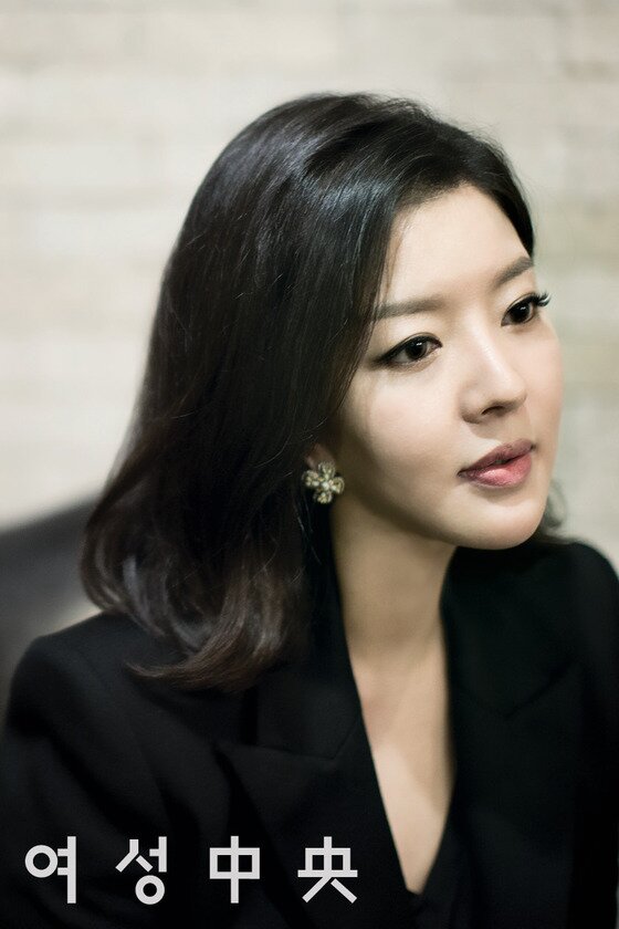 본문 이미지 - 도도맘이 미스코리아 출신인 사실과 함께 강용석과의 첫만남에 대해 고백했다. ⓒ News1star / 여성중앙 제공