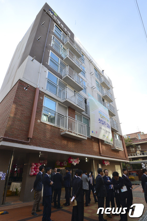 (서울=뉴스1) 신웅수 기자 = 27일 오후 서울 송파구 삼전동 삼전행복주택에서 열린 첫입주 집들이에서 시민들이 주택을 살펴보고 있다.행복주택은 대학생과 사회초년생, 신혼부부 등 …