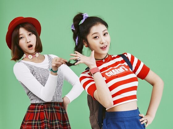 본문 이미지 - 걸그룹 칠학년일반 멤버 유화(오른쪽)와 고은실이 원로가수 고복수, 황금실의 손녀로 알려졌다. ⓒ News1star / 다른별엔터테인먼트
