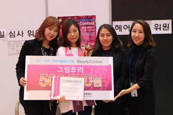 본문 이미지 - 전유경강사, 그랑프리 수상자 신효인 수강생, 이보람강사, 최원아원장 (왼쪽부터) ⓒ News1/아름다운사람들 뷰티스쿨