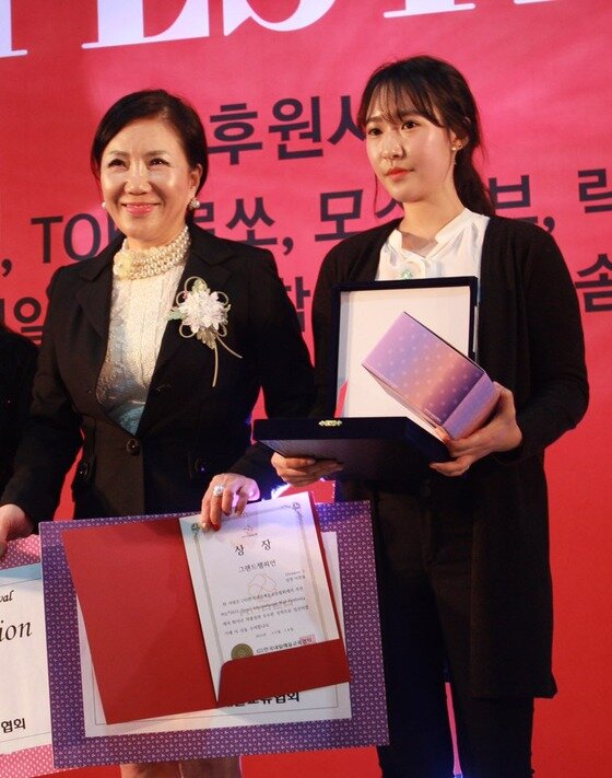 본문 이미지 -  (사)한국네일예술교류협회 이은경회장과 그랜드 챔피언수상자 이한솔 강사 (오른쪽) ⓒ News1/아름다운사람들 뷰티스쿨