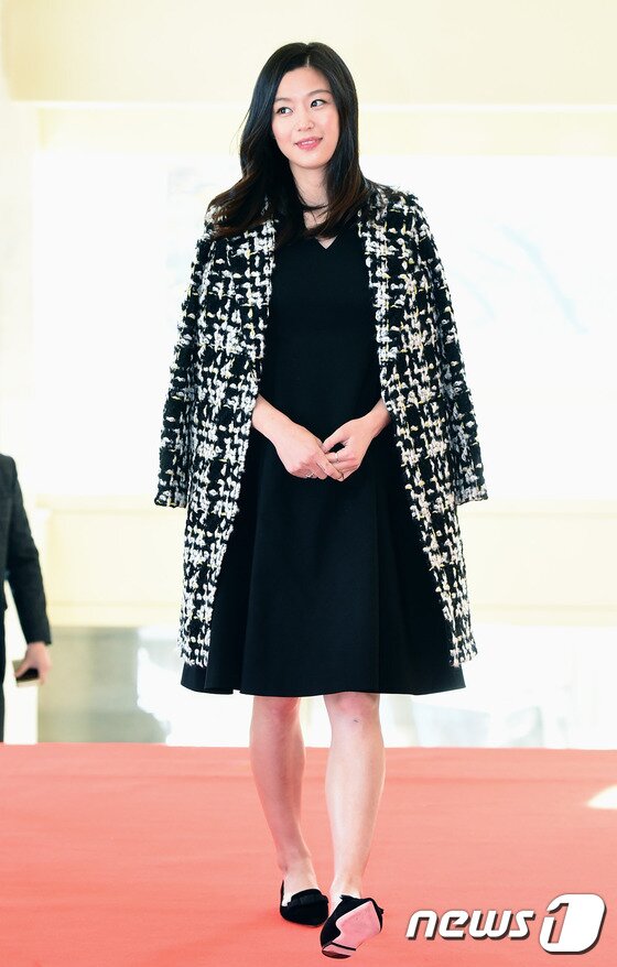 본문 이미지 - 전지현이 2세 소식을 전한 가운데 그의 남편에 대한 관심이 뜨겁다.ⓒ News1star DB