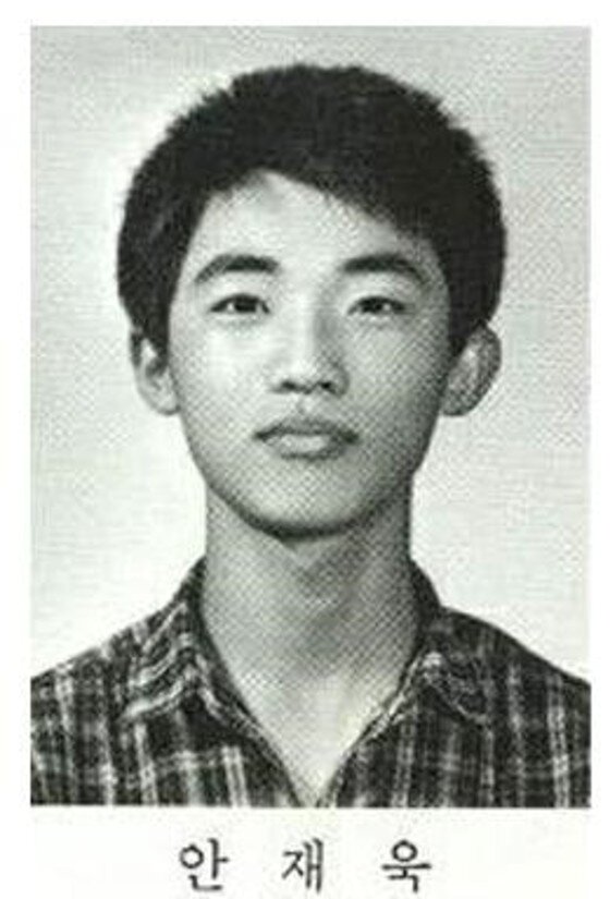 본문 이미지 - 배우 안재욱의 졸업사진이 뒤늦게 화제를 모으고 있다. ⓒ News1star / 온라인커뮤니티