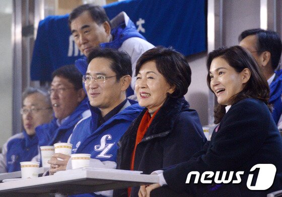본문 이미지 - 29일 오후 서울 잠실야구장에서 2015 KBO 한국시리즈 3차전 두산 베어스와 삼성 라이온즈의 경기가 열렸다. 삼성전자 이재용 부회장과 홍라희 관장, 이서현 사장이 경기를 관전하고 있다. 2015.10.29/뉴스1 ⓒ News1 이동원 기자