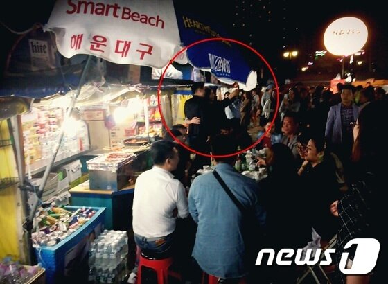 본문 이미지 - 2일 밤에는 부쩍 사람이 많아진 포차촌의 모습이다.ⓒ News1star / 부산=유수경 기자