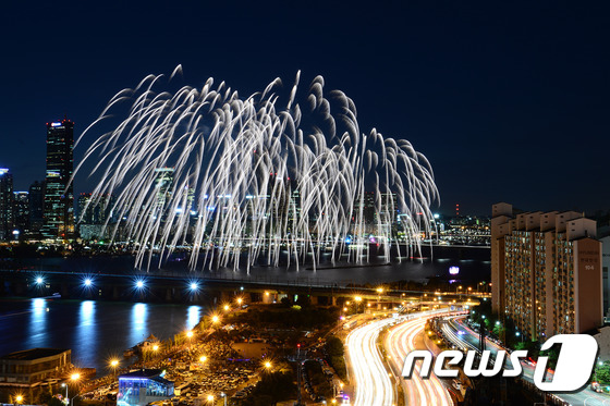 서울 하늘 수놓는 불꽃쇼
