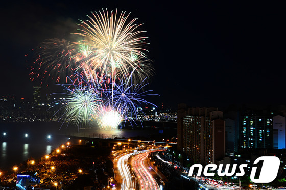 화려한 불꽃쇼가 펼쳐지는 서울밤