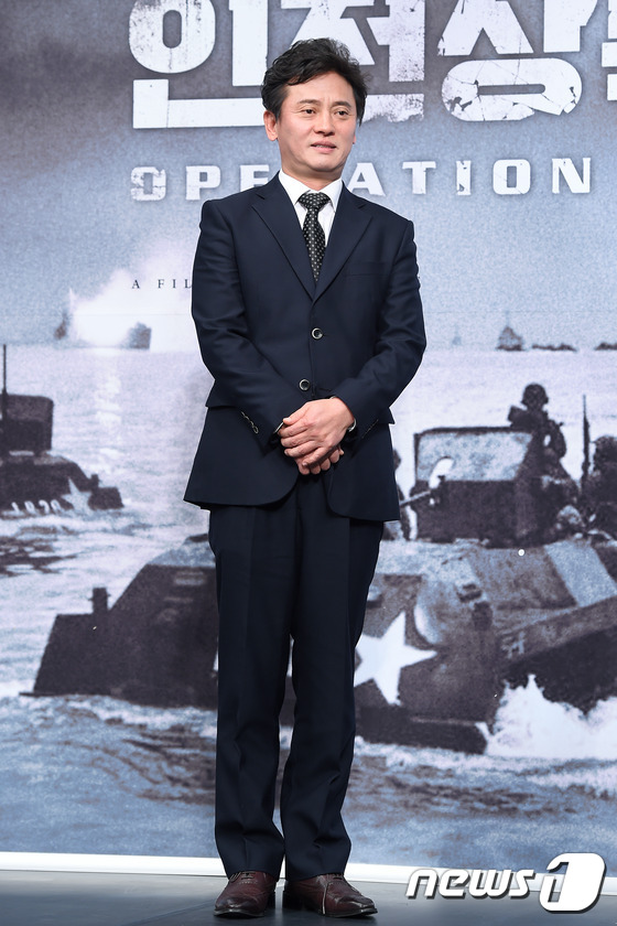 (서울=뉴스1스타) 고아라 기자 = 배우 김병옥이 30일 오전 서울 웨스틴 조선 호텔 그랜드볼룸에서 열린 영화 '인천상륙작전'(감독 이재한) 제작발표회에 참석해 포즈를 취하고 있다 …