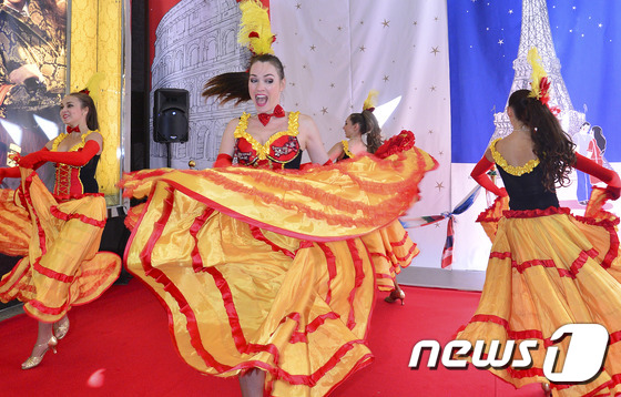 (서울=뉴스1) 신웅수 기자 = 30일 오전 서울 중구 롯데백화점 본점 정문에서 열린 '이태리·프랑스 페어' 오프닝 세리머니에서 카멜리아 댄스단이 캉캉춤을 선보이고 있다.롯데백화점 …