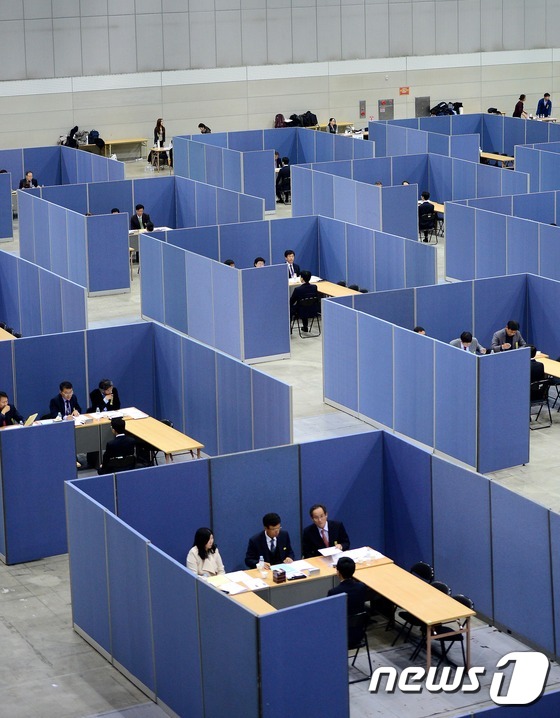(고양=뉴스1) 박정호 기자 = 30일 오후 경기도 고양시 일산 킨텍스에서 국가직 5급 공무원 공개경쟁채용 면접시험이 치러지고 있다. 인사혁신처에 따르면 이번 면접전형은 '심층면접 …