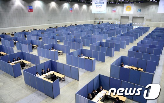 (고양=뉴스1) 박정호 기자 = 30일 오후 경기도 고양시 일산 킨텍스에서 국가직 5급 공무원 공개경쟁채용 면접시험이 치러지고 있다. 인사혁신처에 따르면 이번 면접전형은 '심층면접 …