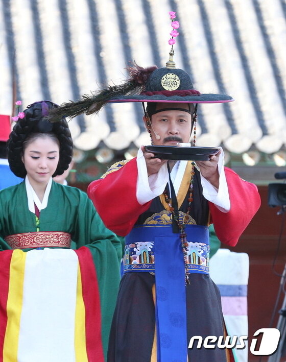 본문 이미지 - 궁중연례악 '왕조의 꿈, 태평서곡’에서 정조 역할을 맡은 배우 이민우씨 모습. ⓒ News1