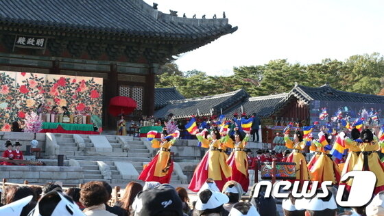 본문 이미지 - 궁중연례악 '왕조의 꿈, 태평서곡’의 궁중무용 공연 모습 2 ⓒ News1