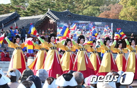 본문 이미지 - 궁중연례악 '왕조의 꿈, 태평서곡’의 궁중무용 공연 모습 3 ⓒ News1