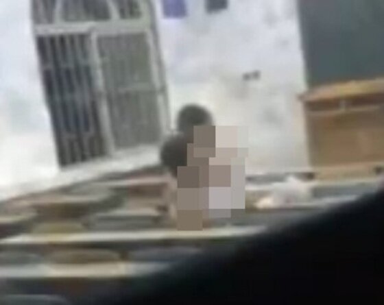 본문 이미지 - 한 쌍의 연인이 학교 교실에서 사랑을 나누다 발각됐다.  ⓒ News1star / 유튜브 캡처