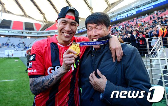 본문 이미지 - 31일 오후 서울 마포구 상암동 서울월드컵경기장에서 열린 2015 KEB하나은행 FA컵 결승전 FC서울과 인천유나이티드 FC의 경기에서 3:1로 승리하며 우승컵을 거머쥔 FC서울의 차두리 선수가 부친 차범근 감독에게 우승메달을 걸어준 뒤 포옹을 하고 있다. 2015.10.31/뉴스1 ⓒ News1 박정호 기자