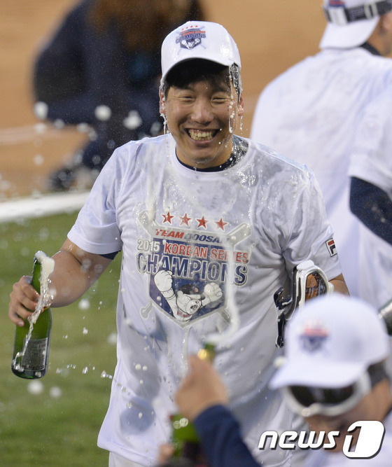 (서울=뉴스1) 이동원 기자 = 31일 오후 서울 잠실야구장에서 열린 2015 KBO 한국시리즈 5차전 두산 베어스와 삼성 라이온즈의 경기에서 한국시리즈 4승1패를 거두며 14년만 …