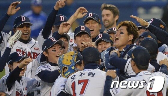 본문 이미지 - 31일 오후 서울 잠실야구장에서 열린 2015 KBO리그 한국시리즈 5차전 삼성 라이온즈와 두산 베어스의 경기가 2대 13 두산베어스의 승리로 끝나며 한국시리즈 우승을 차지한 두산 선수들이 자축하고 있다. 2015.10.31/뉴스1 ⓒ News1 양동욱 기자