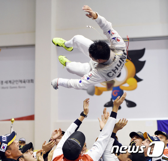 (문경=뉴스1) 이종현 기자 = 4일 오후 경북 문경 국군 체육부대 실내테니스장에서 열린 '2015 경북문경 세계군인체육대회' 펜싱 남자 플러레 개인종목 결승전에서 은메달을 차지한 …