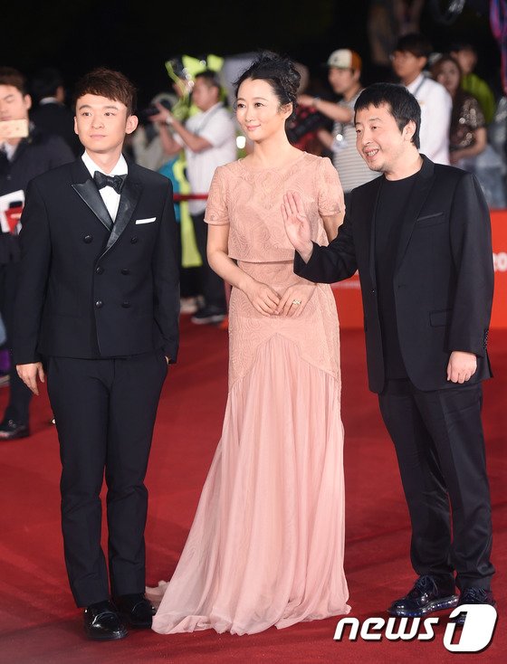 본문 이미지 - 배우 동자건, 자오 타오, 지아 장커 감독&#40;왼쪽부터&#41;이 1일 오후 부산 해운대구 영화의전당에서 열린 제20회 부산국제영화제&#40;BIFF&#41; 개막식에 참석해 레드카펫을 밟으며 매력을 발산하고 있다. ⓒ News1 권현진 기자