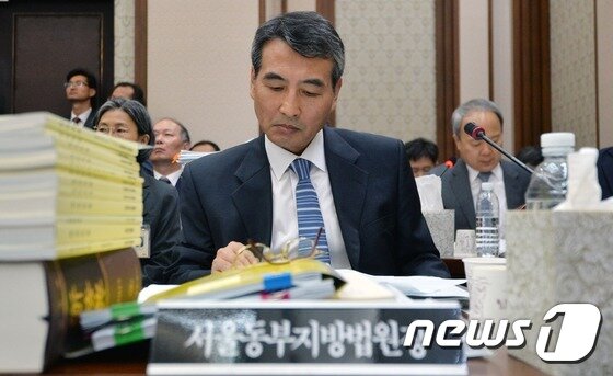 본문 이미지 - 5일 서울 서초구 서울고등법원에서 열린 국회 법제사법위원회의 서울고등법원과 서울중앙지방법원 등에 대한 국정감사에서 민중기 서울동부지법원장이 자료를 살펴보고 있다. 2015.10.5/뉴스1 ⓒ News1 송원영 기자