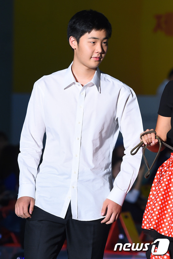 (서울=뉴스1스타) 고아라 기자 = 최민수 아들 최유진이 2일 오후 서울 동대문디자인플라자(DDP) 알림1관에서 열린 제1회 로날드 애견 패션쇼 '워킹 위드 어스(Walking w …