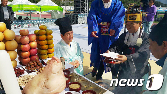 (철원=뉴스1) 이예지 기자 = 이현종 철원군수가 6일 강원 철원군 갈말읍 종합운동장에서 '제33회 태봉제' 개막을 알리는 태봉제례에 참석해 초헌관을 맡아 봉행하고 있다. 2015 …