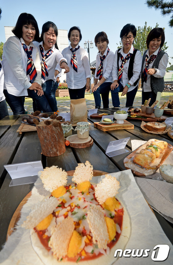 (화성=뉴스1) 이재명 기자 = 6일 오전 경기도 화성시 기산동 경기도농업기술원 농업과학교육관에서 열린 경기 米 푸드쇼에서 관람객들이 우리쌀로 만든 음식을 살펴보고 있다. 경기도농 …