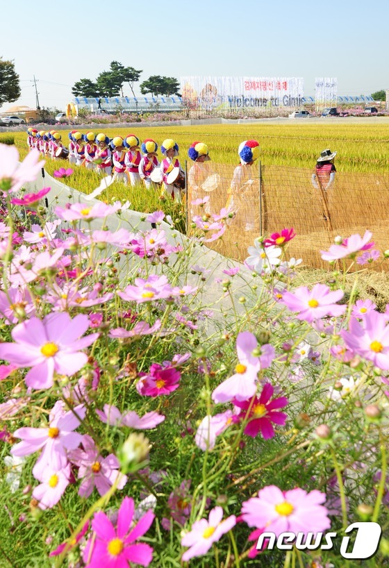 (김제=뉴스1) 김대웅 기자 = 김제 지평선 축제를 하루 앞둔 6일 오전 전북 김제시 벽골제에서 축제를 알리는 흥겨운 풍물놀이가 진행되고 있다. 지평선 축제는 7일부터 11일까지 …