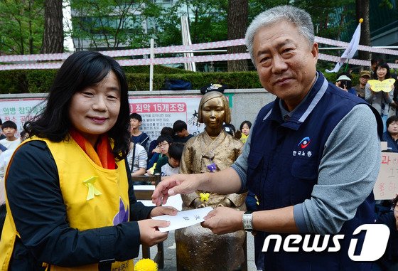 한국노총, 세계여성의 날 기념우표 판매 수익금 전달