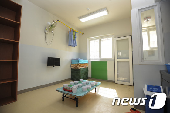 (광주=뉴스1) 황희규 = 7일 광주 북구 삼각동에 새로 지어진 광주교도소가 언론에 공개됐다. 사진은 광주교도소 수용거실 내부 모습. 오는 19일 이전 예정인 광주교도소는 총 11 …