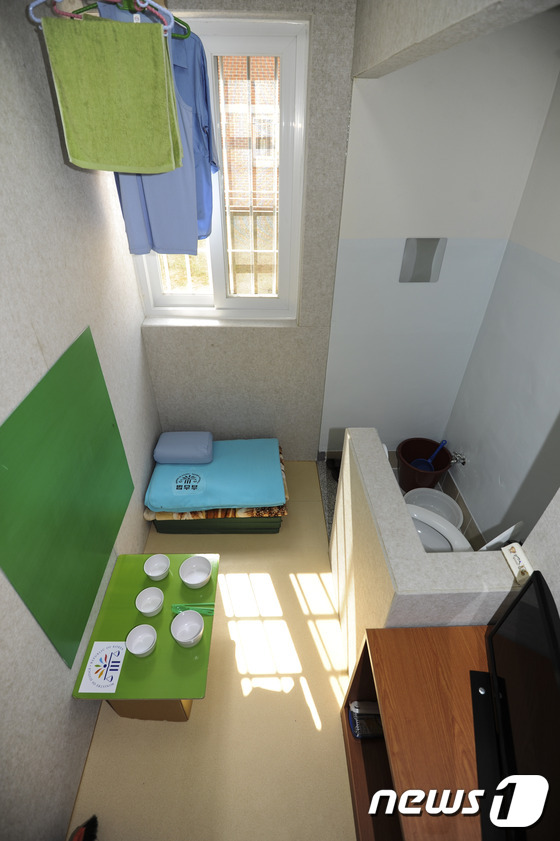 (광주=뉴스1) 황희규 = 7일 광주 북구 삼각동에 새로 지어진 광주교도소가 언론에 공개됐다. 사진은 광주교도소 수용거실 1인실 내부 모습. 오는 19일 이전 예정인 광주교도소는 …