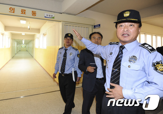 (광주=뉴스1) 황희규 = 7일 광주 북구 삼각동에 새로 지어진 광주교도소에서 장보익 광주교도소 소장이 교도소 내부에 있는 의료동을 설명하고 있다. 오는 19일 이전 예정인 광주교 …