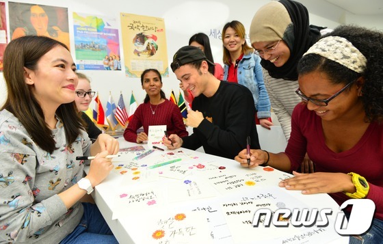 (서울=뉴스1) 손형주 기자 = 한글날을 앞둔 7일 오후 서울 용산구 숙명여자대학교에서 열린 외국인 유학생 한글 캘리그래피 엽서만들기 행사에서 외국인들이 한글을 쓰고 있다. 이번 …