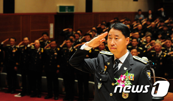 (전주=뉴스1) 김대웅 기자 = 7일 오후 전북 전주시 전북지방경찰청 대강당에서 열린 전북지방경찰청장 취임식에서 김재원 신임 전북지방경찰청장이 국민의례를 하고 있다.2015.10. …