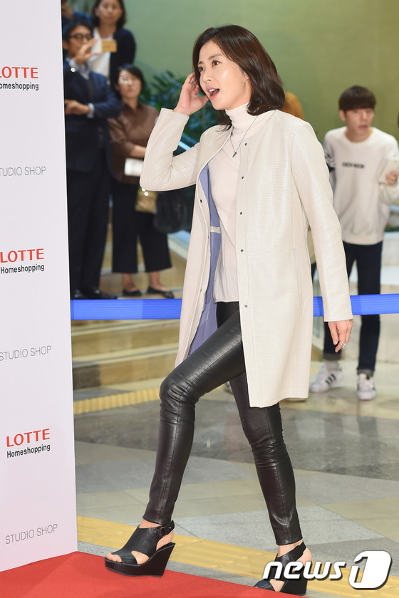 (서울=뉴스1스타) 고아라 기자 = 배우 송윤아가 7일 오후 서울 잠실 롯데월드몰 지하광장에서 열린 '롯데 홈쇼핑 스튜디오샵' 오픈 행사에 참석해 입장하고 있다.