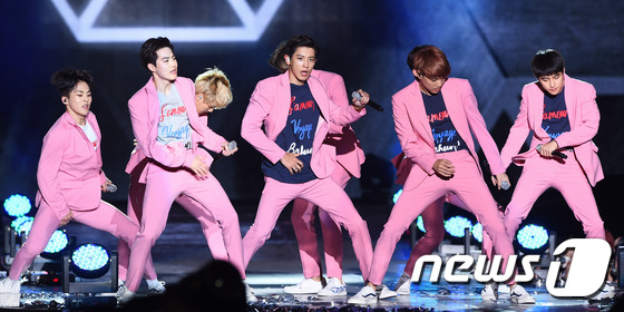 (서울=뉴스1스타) 고아라 기자 = 엑소가 4일 오후 서울 강남구 영동대로 특설무대에서 열린 '한류페스티벌 K-POP 콘서트'에 참석해 멋진 공연을 펼치고 있다. 이날 공연에는 엑 …