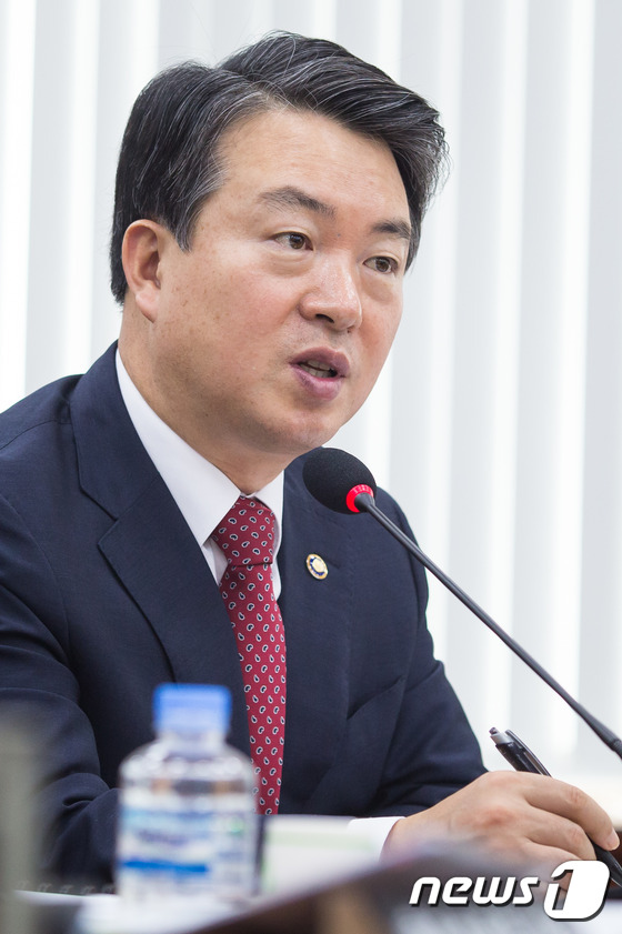 (서울=뉴스1) 유승관 기자 = 강신명 경찰청장이 8일 서울 여의도 국회에서 열린 국회 안전행정위원회의 행정자치부 등에 대한 국정감사에 출석해 의원들의 질의에 답하고 있다. 201 …