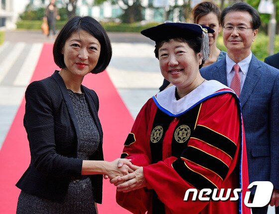 본문 이미지 - 황선혜 전 숙명여자대학교 총장(오른쪽)/뉴스1 DBⓒ News1